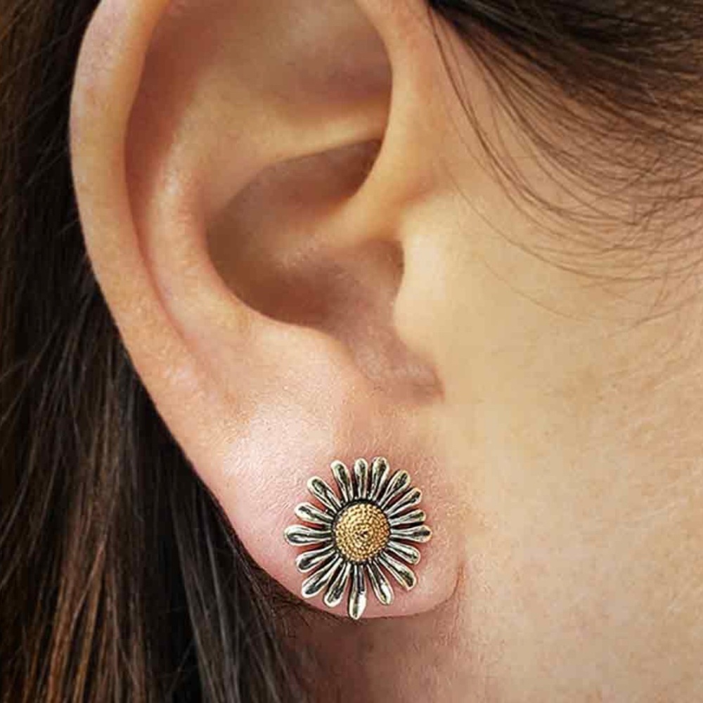 Daisy Post Earrings – 13x13mm – Sustainable Recycled Silver